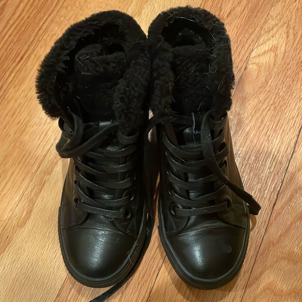 Wore a couple of times. Manmade upper. Hidden heel. Comfortable and very warm.